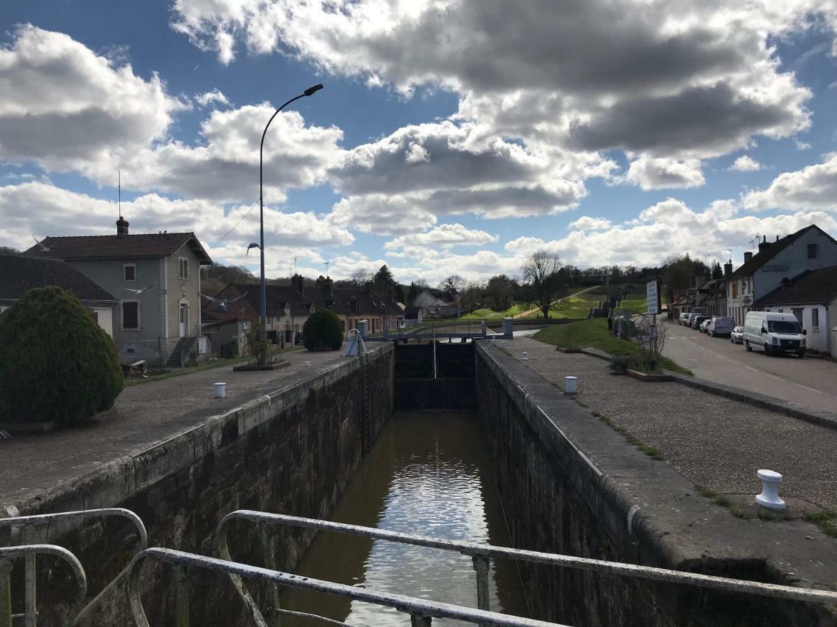 Les Lodges Du Canal Vue Sur Le Canal Rogny ภายนอก รูปภาพ
